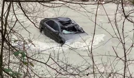 Një automjet ka rënë në përrua 