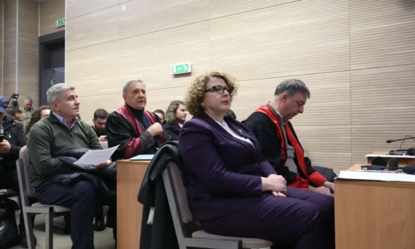 Rozeta Hajdari del para gjyqit për skandalin me 'Rezeravet Shtetërore'