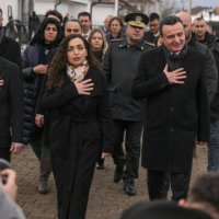 Osmani, Basha e Kurti bëjnë homazhe te varret e Jusuf e Bardhosh Gërvallës