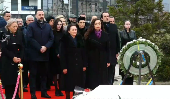 Osmani me familjen Rugova homazhe tek varri i presidentit historik