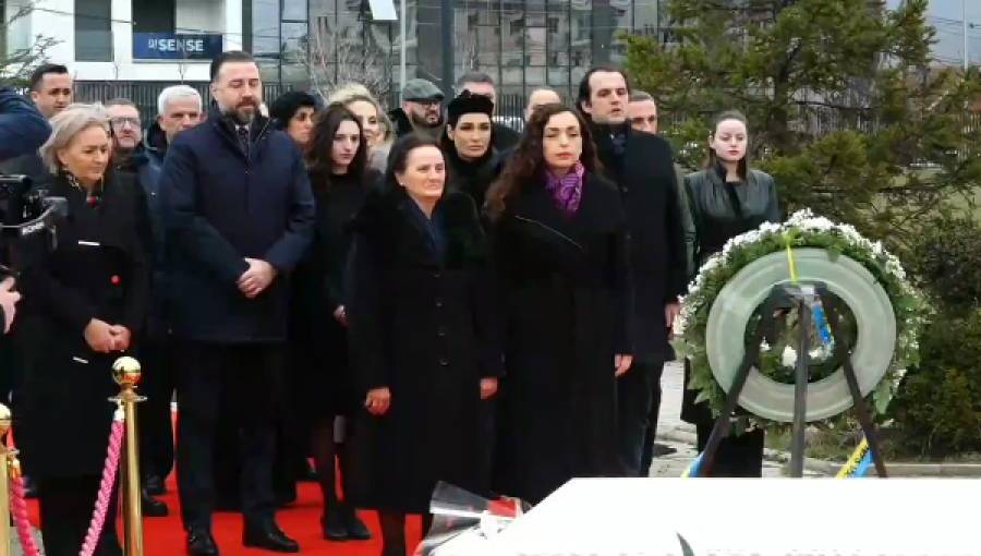 Osmani me familjen Rugova homazhe tek varri i presidentit historik