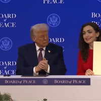 Vjosa Osmani nënshkruan dokumentin për themelimin e Bordit të Paqes