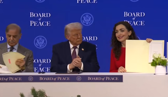 Vjosa Osmani nënshkruan dokumentin për themelimin e Bordit të Paqes