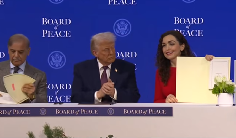 Vjosa Osmani nënshkruan dokumentin për themelimin e Bordit të Paqes