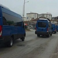 Furgonët e Policisë nisen me numër rekord të arrestuarish