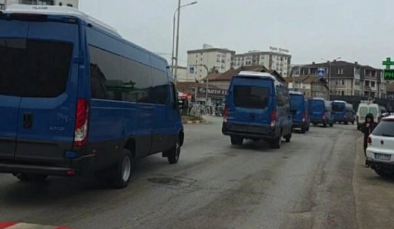 Furgonët e Policisë nisen me numër rekord të arrestuarish