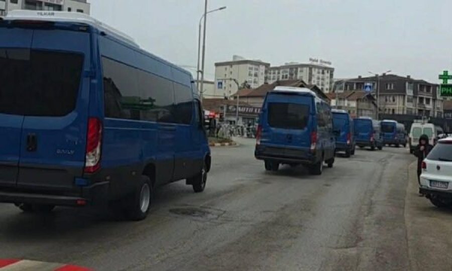 Furgonët e Policisë nisen me numër rekord të arrestuarish