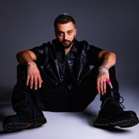 Gjesti godet estradën: Ma keni prishë veshin me tallava 