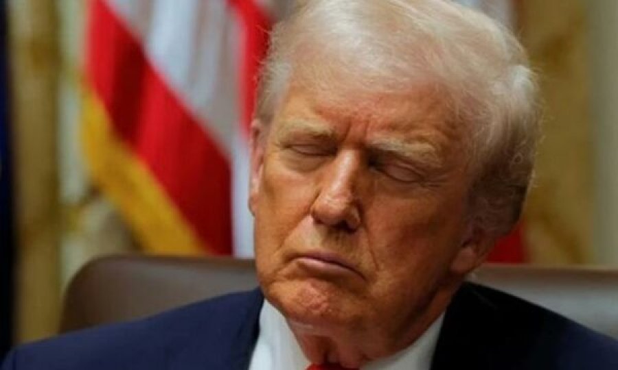 Trump akuzohet se ka fjetur gjatë një takimi