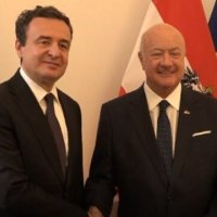 Kurti takohet me kancelarin Stocker në Austri