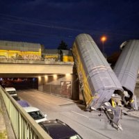 Treni del nga shinat dhe bie prej urës