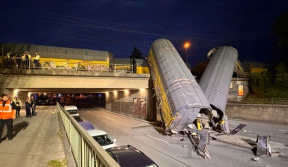 Treni del nga shinat dhe bie prej urës
