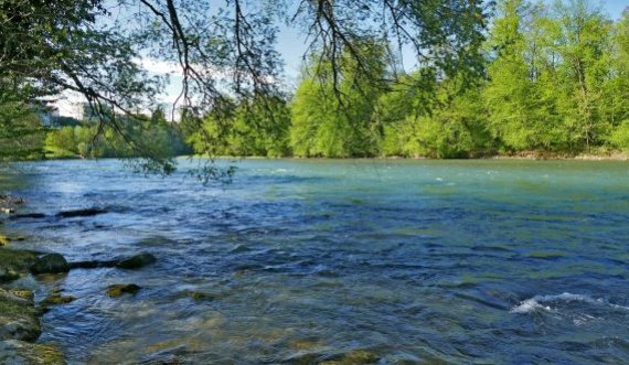Familja kërkon ndihmë për gjetjen e djalit të tyre 5 vjeçar i cili u zhduk në lum