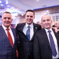 Paralajmëron analisti: LDK drejt një ndarjeje fatale pasi janë shumë klane që veprojnë brenda partisë