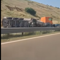 Një kamion është rrokullisur në autostradë