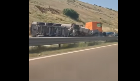 Një kamion është rrokullisur në autostradë