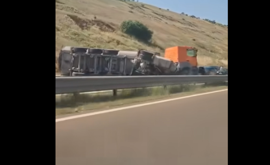 Një kamion është rrokullisur në autostradë