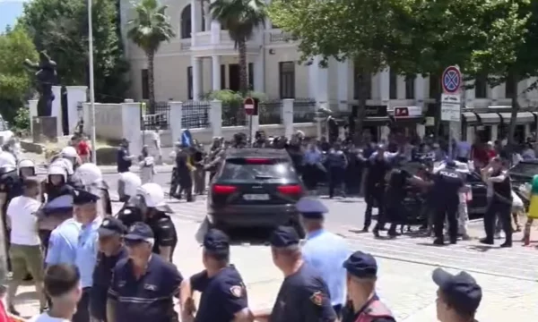 Përplasja me policinë, shoqërohen në komisariat disa persona, mes tyre Dritan Goxhaj