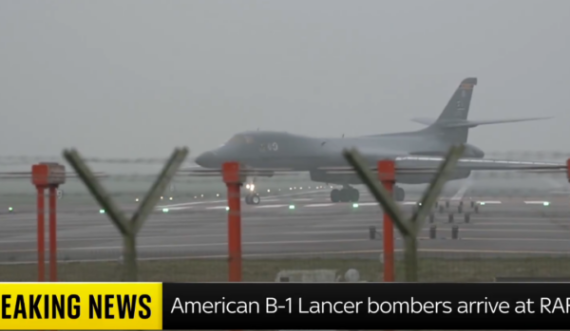 3 bombardues B-1 pozicionohen në një bazë britanike