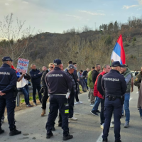 Pjesa e rrugës në anën e Serbisë që çon në Jarinje është bllokuar nga disa serbë