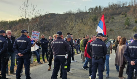 Pjesa e rrugës në anën e Serbisë që çon në Jarinje është bllokuar nga disa serbë