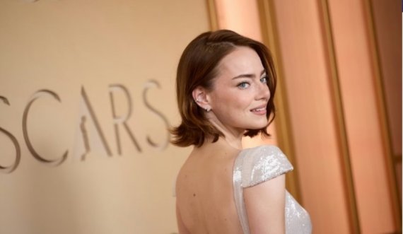 Ky fustani i Emma Stone u qep për 600 orë