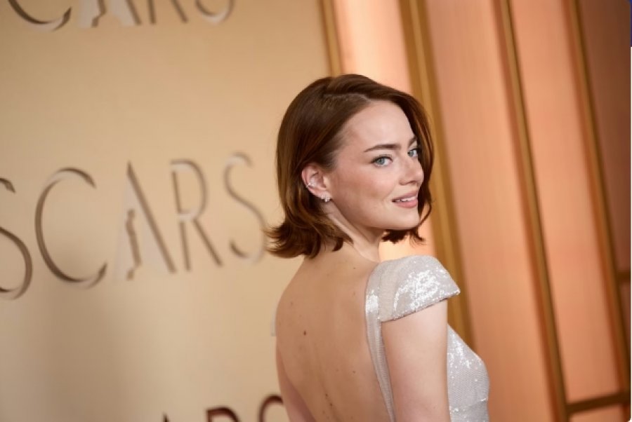 Ky fustani i Emma Stone u qep për 600 orë