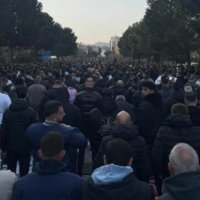 Mijëra besimtarë falën namazin e Bajramit në sheshin e Tiranës