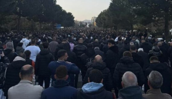 Mijëra besimtarë falën namazin e Bajramit në sheshin e Tiranës