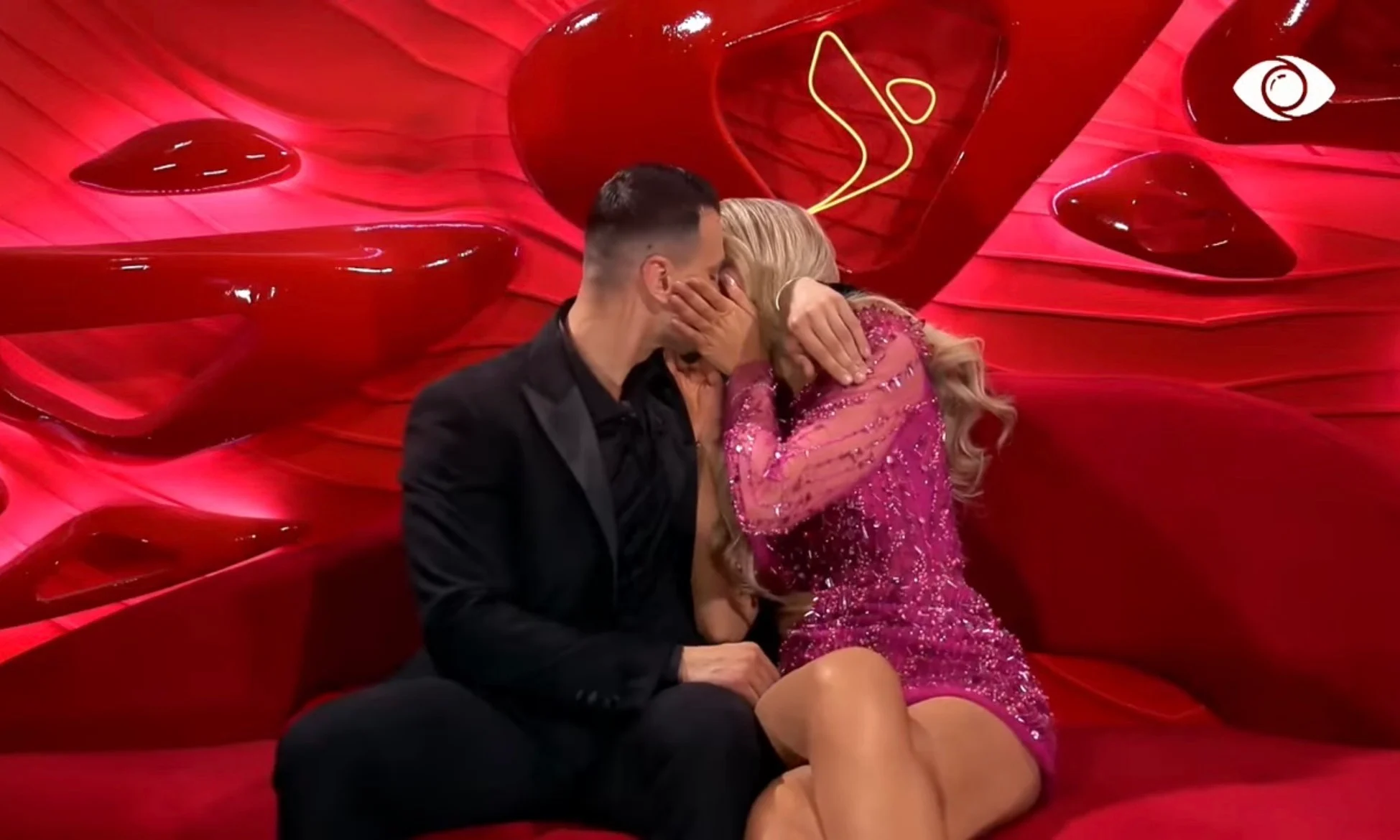 Mateo dhe Brikena përjetojnë puthjen e tyre të parë live