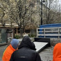 Puntorët e Komunës heqin nga sheshi tabelat e ekspozitës