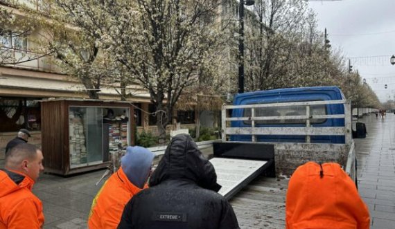 Puntorët e Komunës heqin nga sheshi tabelat e ekspozitës