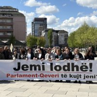 Protesta e punëtorëve: Jemi lodhur, parlament-qeveri të kujt jeni?