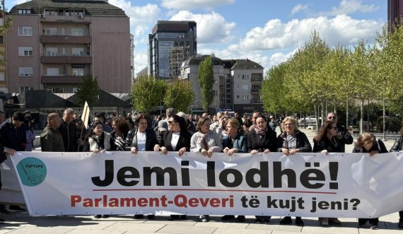 Protesta e punëtorëve: Jemi lodhur, parlament-qeveri të kujt jeni?