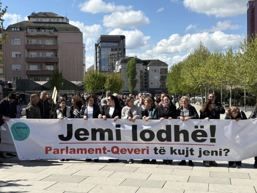 Protesta e punëtorëve: Jemi lodhur, parlament-qeveri të kujt jeni?