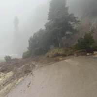Komuna del me njoftim pasi rrëshqitja e dheut bllokon një rrugë