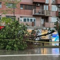 Erërat e forta kanë kapluar Prishtinën dhe gjithë vendin