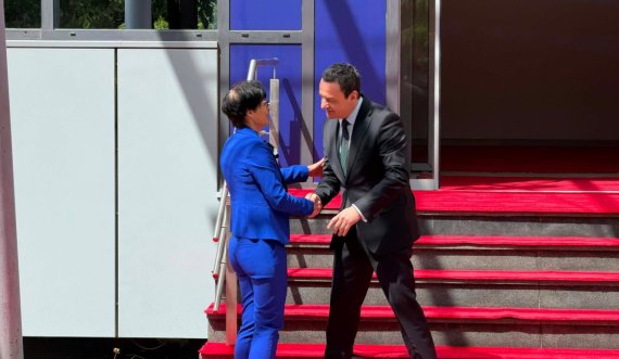 Albin Kurti mirëpret në takim Marta Kos-in