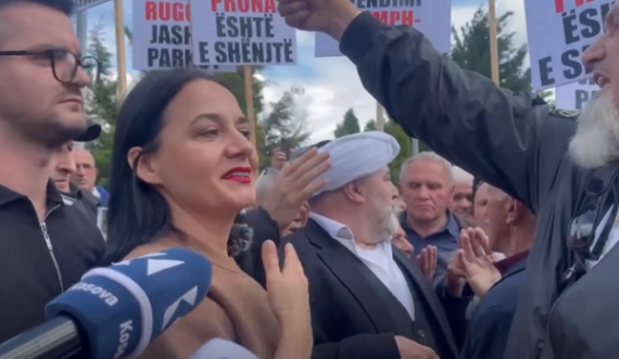 Protestuesit përplasen me Fitore Pacollin 