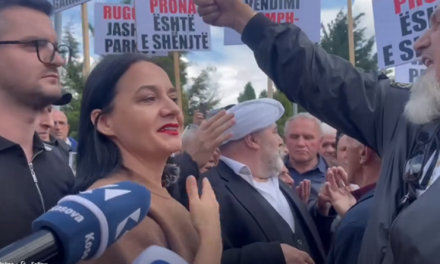 Protestuesit përplasen me Fitore Pacollin 