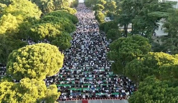 Mijëra besimtarë falin namazin e Kurban Bajramit në Bulevardin 'Dëshmorët e Kombit'