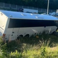 Autobusi me pasagjerë përplaset me vetura, disa të vdekur dhe 34 të plagosur