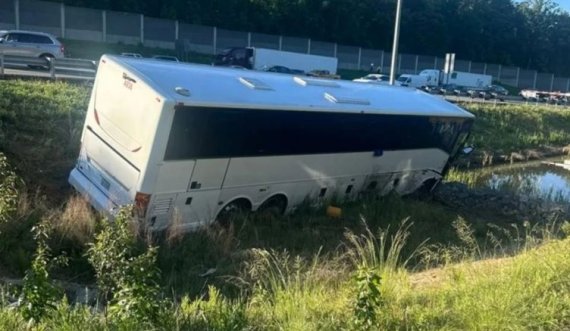 Autobusi me pasagjerë përplaset me vetura, disa të vdekur dhe 34 të plagosur